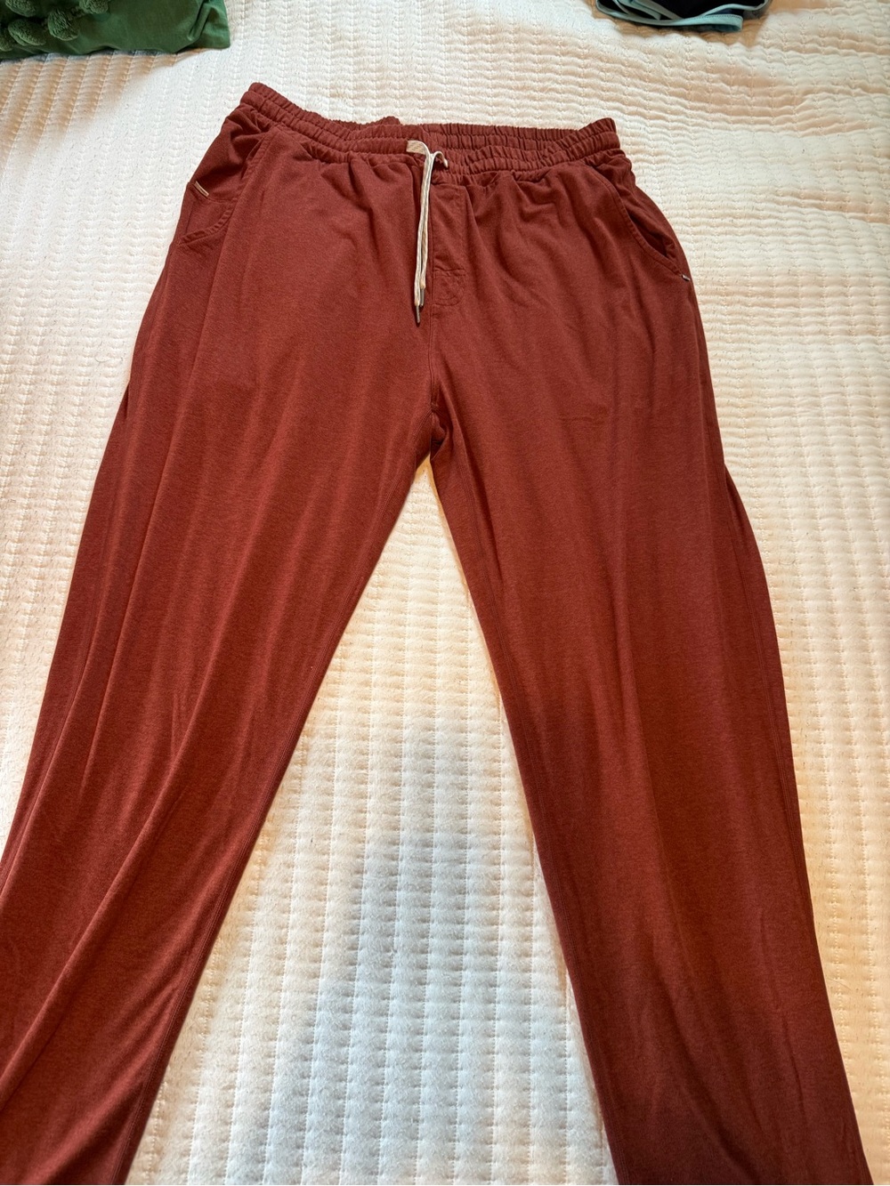 Vuori Men's Drawstring Joggers in Rust